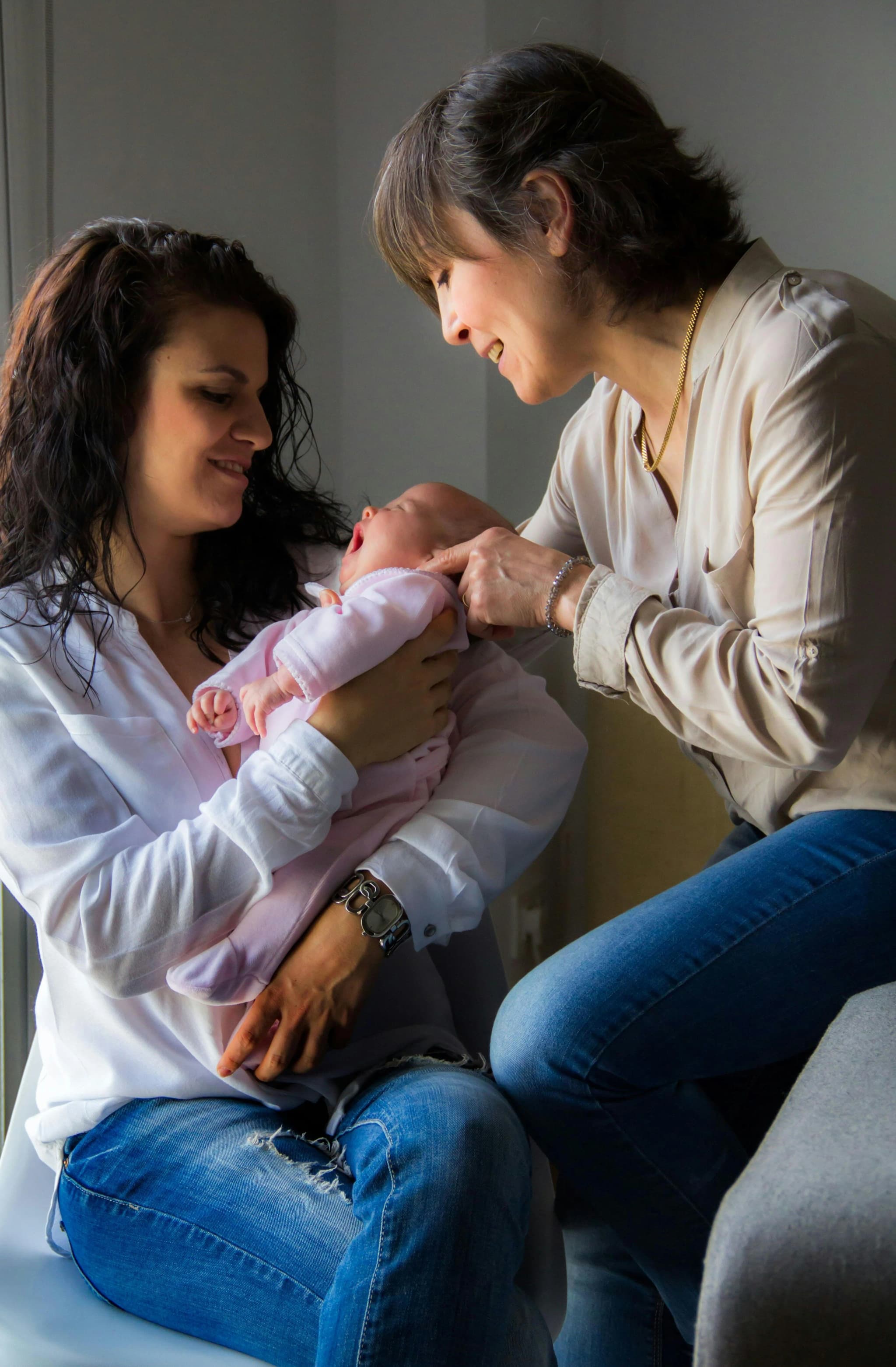 Postpartum professional supporting a new parent